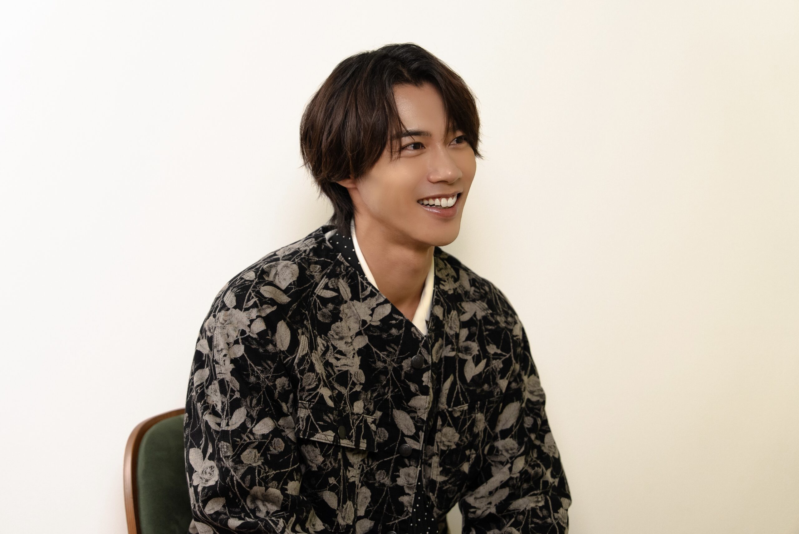 2025年、事務所移籍という大きな転機を経てリリースされた手島章斗の最新デジタルシングル『黎明』。タイトルが象徴するように、この楽曲は彼の新しいスタート、そして「夜明けの光」となる明確な意志表示だ。